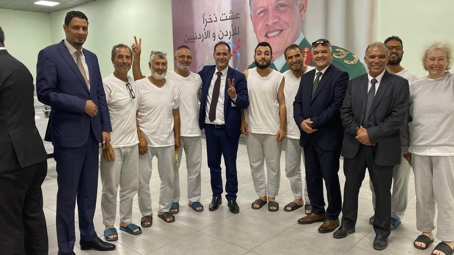 صورة للدفعة الثانية من الأسرى المحررين في الأردن